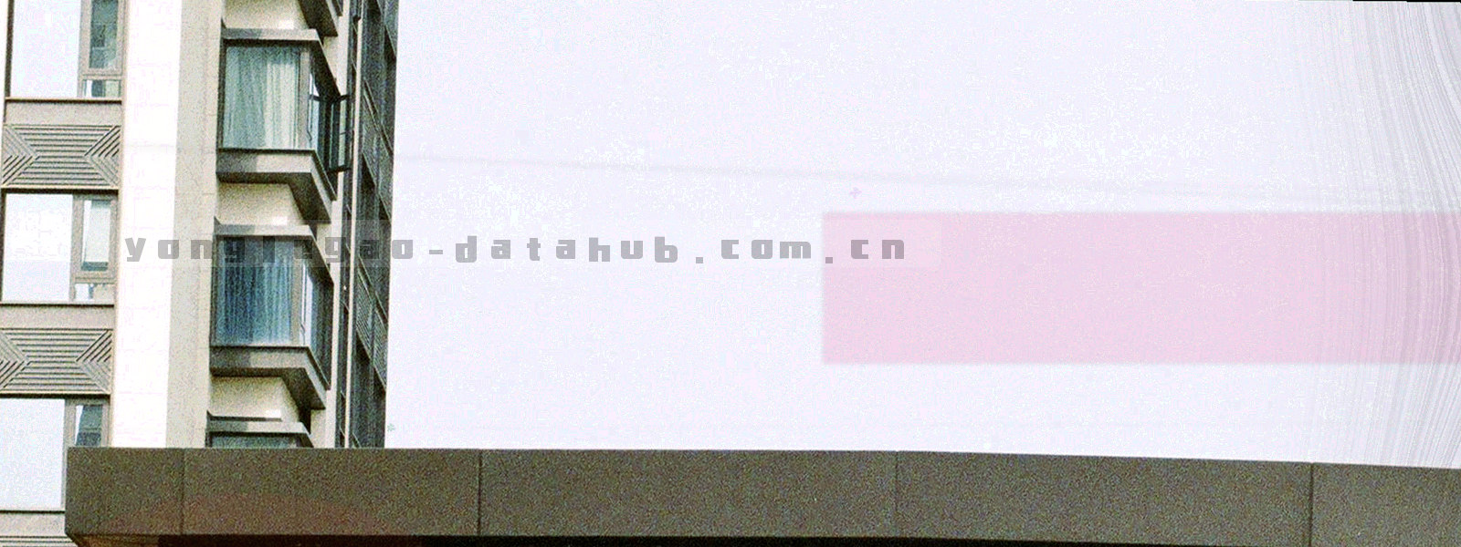 等宽数字与页脚费用标记组成的抽象信息图